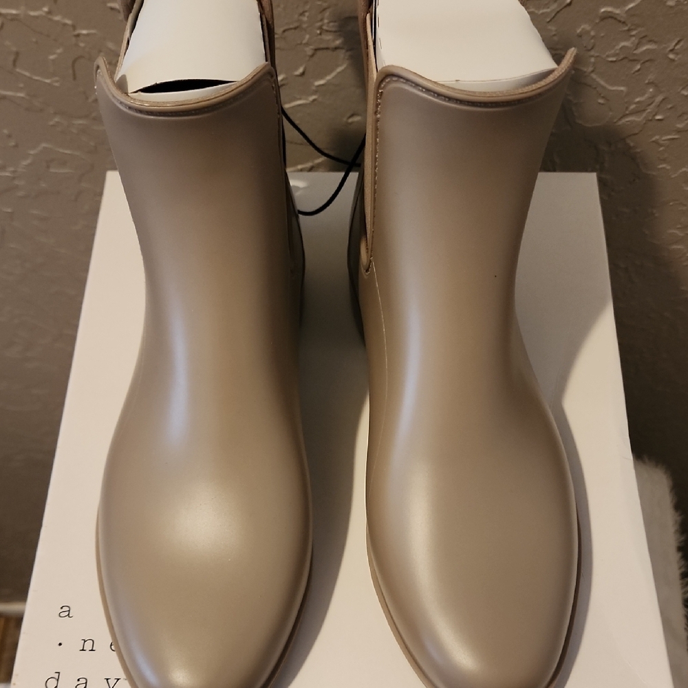 Women's Waterproof Chelsea Boots - Picture 3 of 5